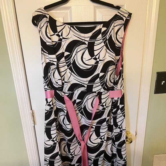 Avenue Elegant Black and White Patterned Dress with Pink Accents Plus size - Picture 1 of 3